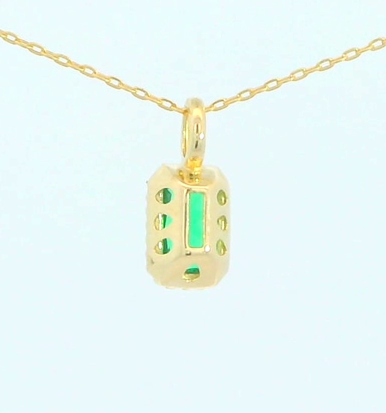 COLGANTE OCTOGONO NANO ESMERALDA DE 6x4MM.9 KILATES