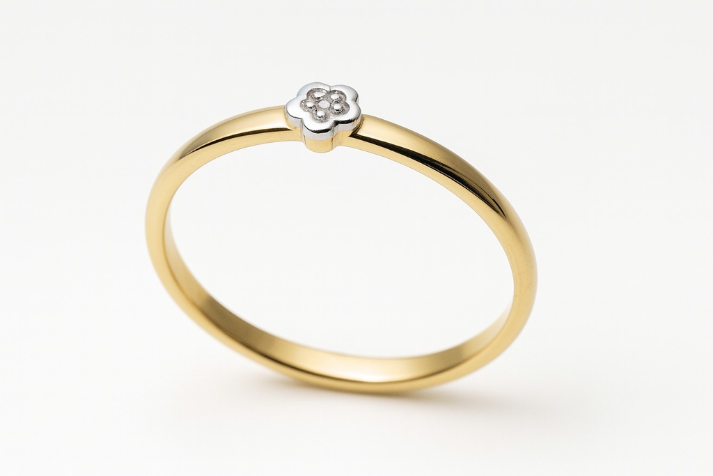 TWO TONE GOLD FLOWER RING.