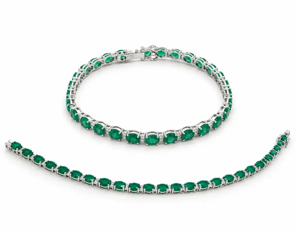 18CM WHITE GOLD RIVIERE BRACELET WITH DIAMONDS AND 10.62 CT TW EMERALDS.